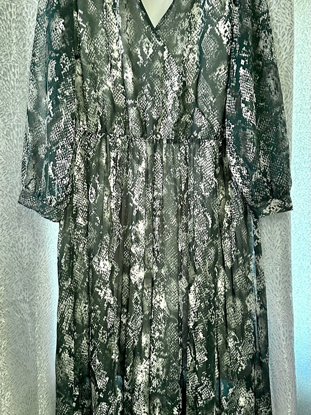 Ava & Viv Womens Snake Print V-Neck Midi Dress - Green & White